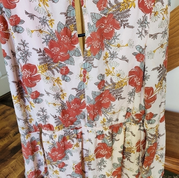 Lulu's Bell Sleeve Floral Cross Front Closure Sz. M Romper - Picture 10 of 12